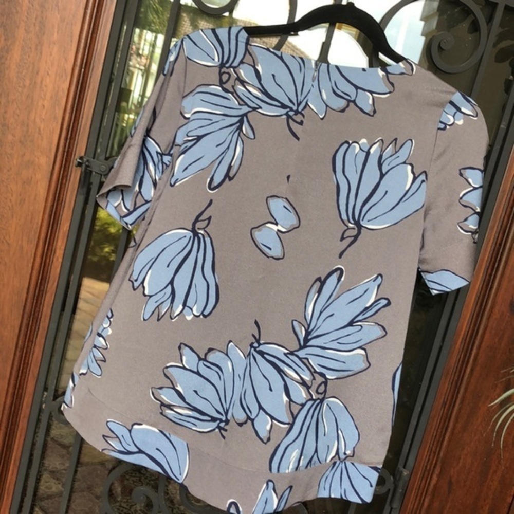 The limited NWT gray/blue bold floral dressy top - Picture 4 of 8